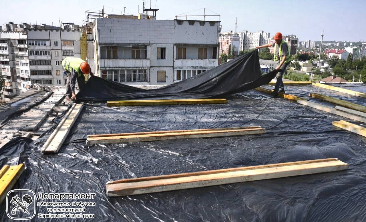 Комунальники відновляють постраждалий будинок у Харкові